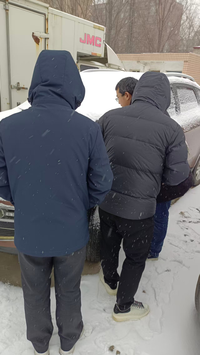 2022年2月,张伟和评估人员评估被执行人被扣押车辆价值,准备网上拍卖。受访者供图