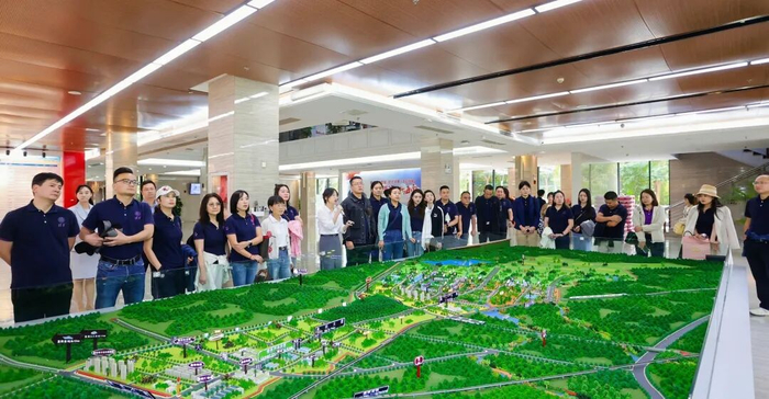 清华大学深圳国际研究生院工商企业家研修班一行来访海口国家高新区。