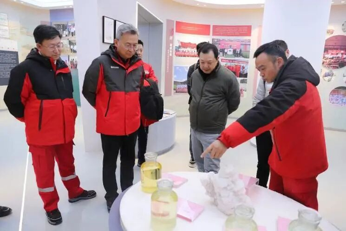 图源：中信国安官微，左三着常服者为于波