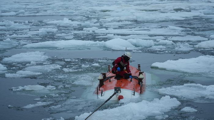 蛙人在北极密集冰区回收“奋斗者”号。“探索三号”供图