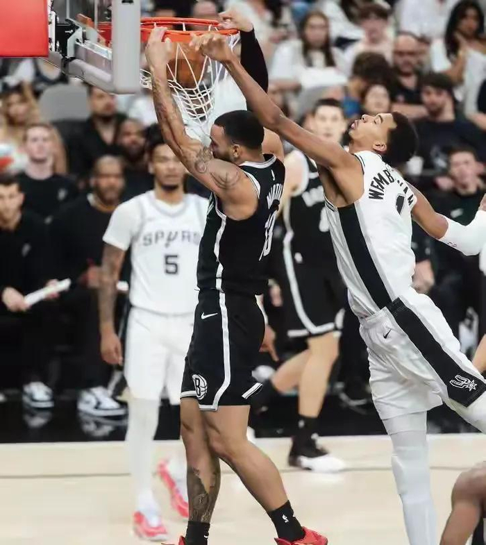 显微镜放大100倍,看完一阵恶寒,洗澡搓下的黑泥到...