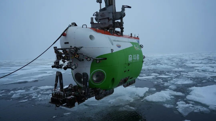“奋斗者”号在北极密集冰区回收。图片来源：“探索三号”船
