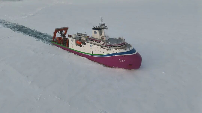探索三号”在北极密集冰区破冰航行。图片来源：“探索三号”船
