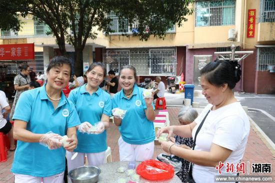 中秋佳节，娄底市娄星区八一祥和小区居民们亲手制作月饼，共叙邻里情。 娄星融媒供图