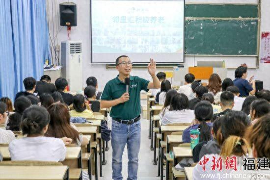 邻里汇创始人董势在生物工程学院的课堂中给学生讲解积极养老理念与实践，现场座无虚席，师生互动氛围浓厚。受访者供图