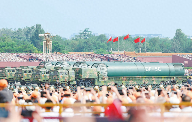 纪念抗战胜利80周年阅兵式上，东风-5C液体洲际战略核导弹庄严亮相。本报记者 潘之望摄