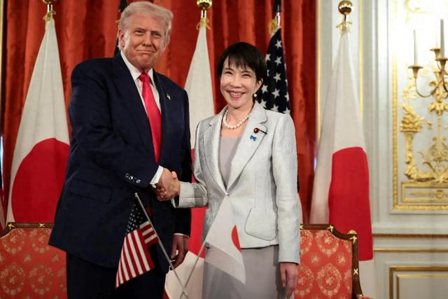 特朗普与高市早苗会晤，两人合影笑容满面，高市有意送其安倍球杆|特朗普|日本|高 …