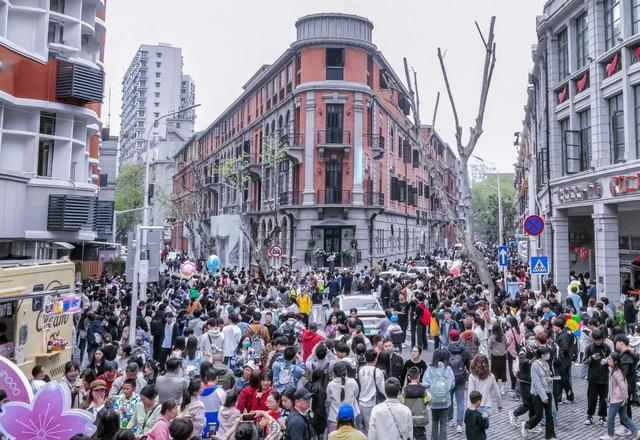 巴公房子吸引大量游客前来打卡。（极目新闻记者李辉摄）