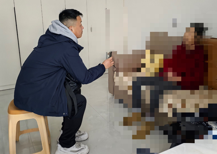 在老人家进行反诈劝阻的邢运伟。受访者供图