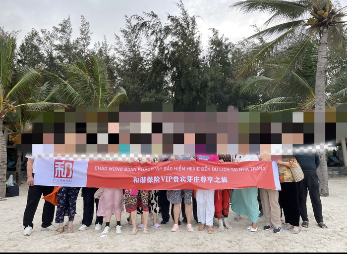 去年12月，受访者参与的由和谐健康保险业务员组织的越南芽庄旅游团。受访者供图