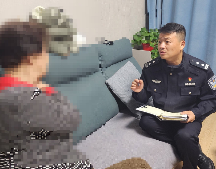 邢运伟在对一名老人进行劝阻。受访者供图