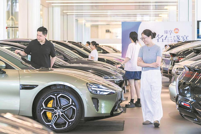     消费者选购汽车。