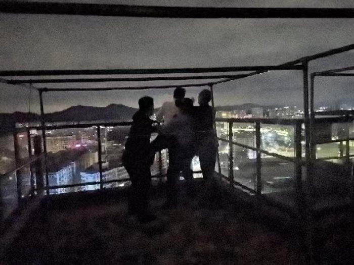 "面对这突如其来的变故,民警立即折回冲上天台,发现该男子正跨坐