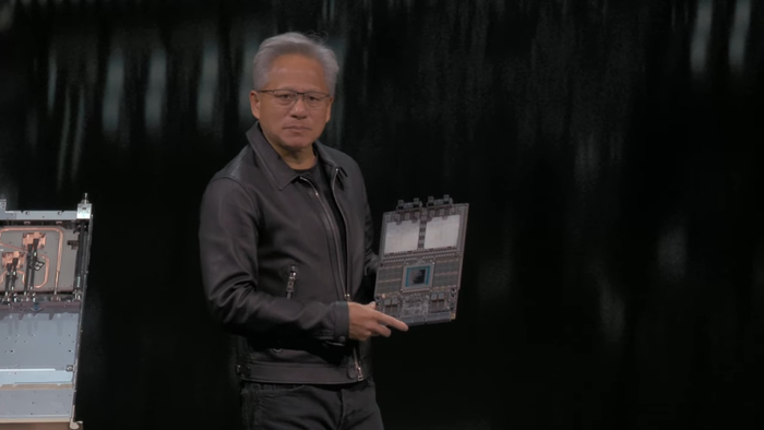黄仁勋展示Vera超级芯片。来源：英伟达直播