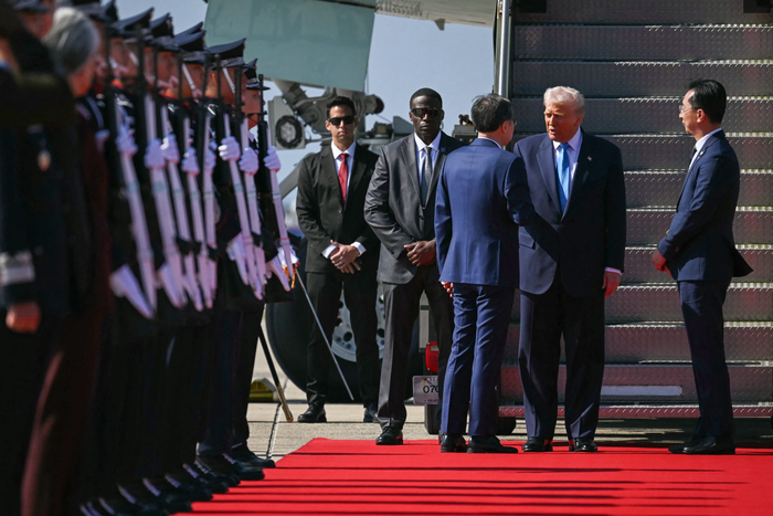 当地时间10月29日，特朗普抵达韩国。 彭博社