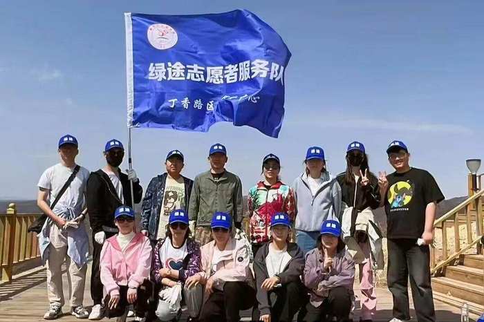 男子10年进山371次捡了2万多斤垃圾，8000元废品钱全捐，退休妻子陪他守青山