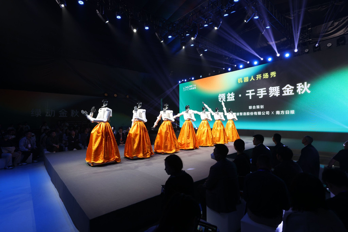 完整版来了!机器人版《千手观音》舞亮相湾区T台__财经头条__新浪财经