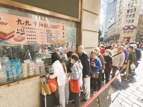             今天上午，南京路沈大成，市民排队购买重阳糕  本报记者  刘歆  摄          