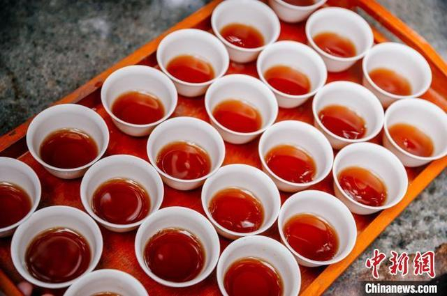 资料图：图为菊花酒。中新网记者 李南轩 摄
