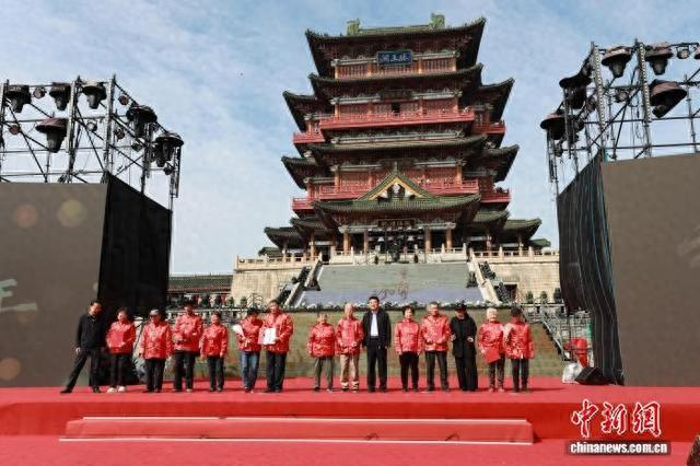 图为江西南昌滕王阁景区第八届金婚盛典活动启动仪式现场。刘思伟 摄