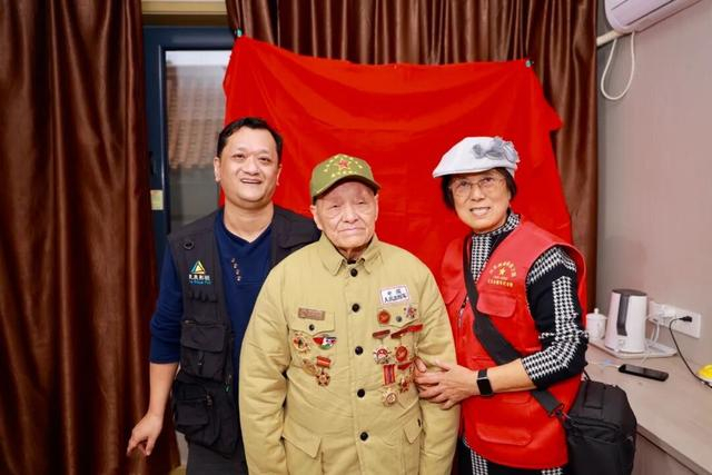 （90岁抗美援朝老兵王光江与志愿者合影）