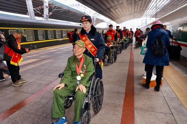 （老兵们到达北京西站）