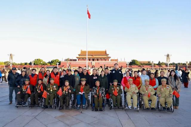（老兵们在天安门广场合影留念）