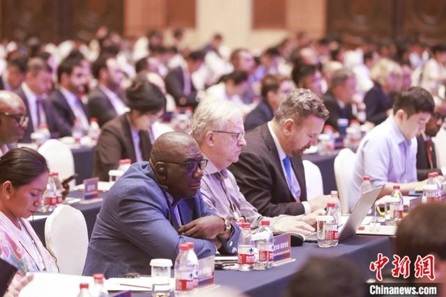 2025年10月14日，第二届世界中国学大会在上海开幕。图为外国嘉宾认真听取大会发言。 中新社记者 贾天勇 摄