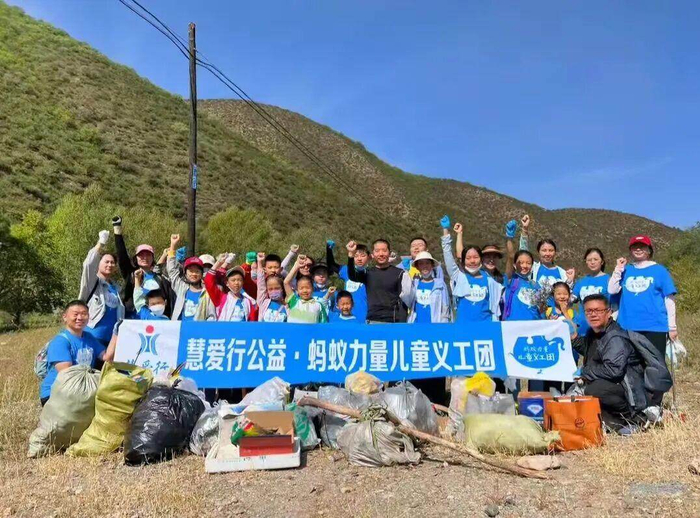 男子10年进山371次捡了2万多斤垃圾，8000元废品钱全捐，退休妻子陪他守青山