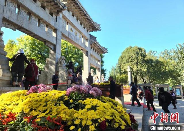 资料图：民众登山赏菊。赵晓 摄