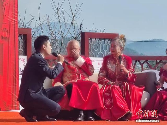金婚老人上台分享“浪漫爱情”。何乐川 摄