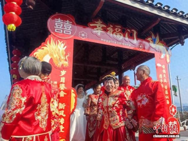 婚龄逾半世纪的老人身着传统婚服举行婚俗典礼。何乐川 摄