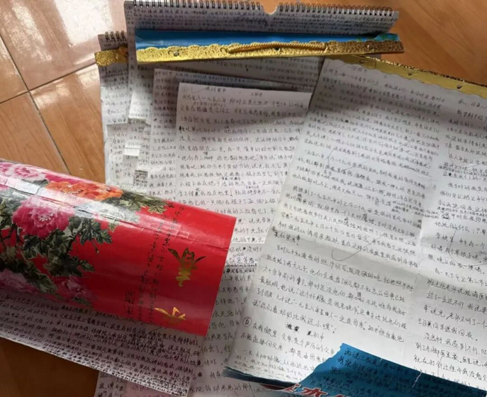 孙瑞芹将自己的故事写在挂历背后。新京报记者 咸运祯 摄