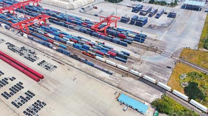 　　6月12日，今年四川首趟榴莲专列抵达成都国际铁路港（资料图片）。四川日报全媒体记者 韦维 摄