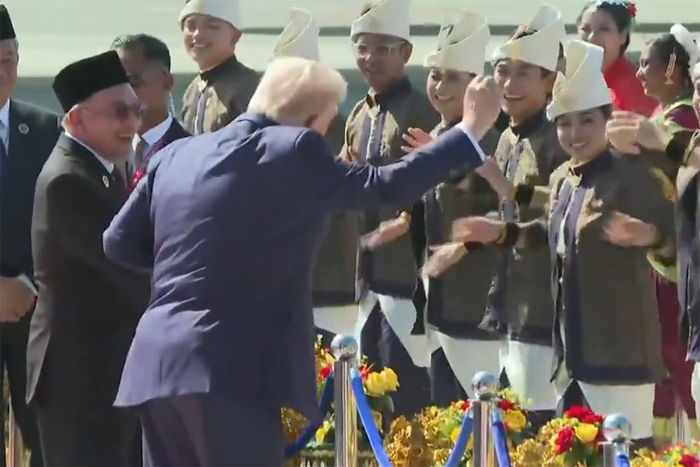 当地时间10月26日，飞抵马来西亚首都吉隆坡的特朗普，在机场手舞足蹈。 视频截图