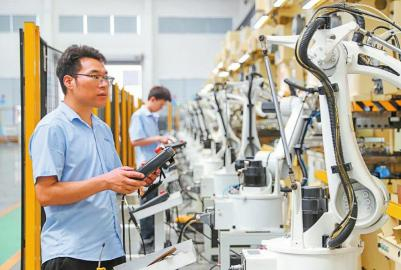 　　近日，华蓥市华蓥山经开区的四川怡田科技有限公司，员工在智能车间操控机器生产外贸订单产品。邱海鹰 摄（C视觉）