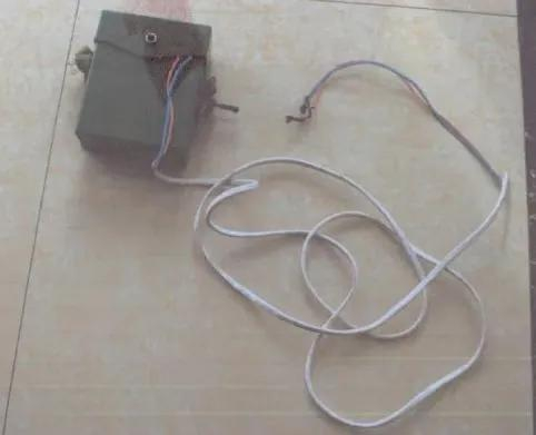 涉案工具之一的手摇电话机。