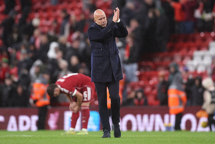 利物浦主帅斯洛特赛后向球迷致意。