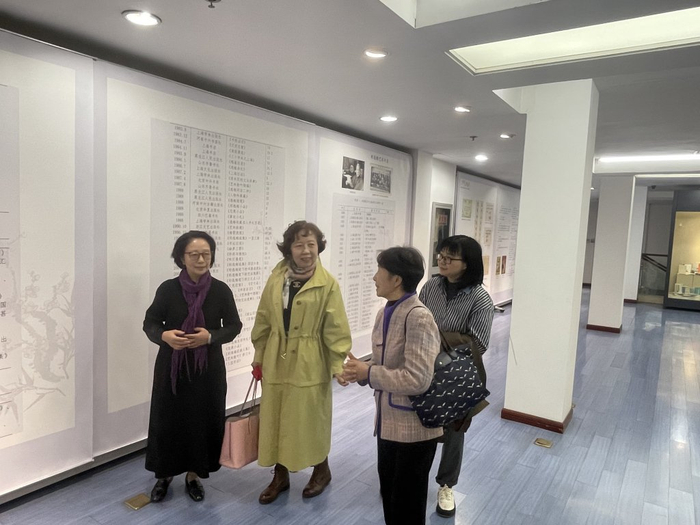 展出现场，周瘦鹃女儿周全（左1）与郑逸梅孙女郑有慧（左2）