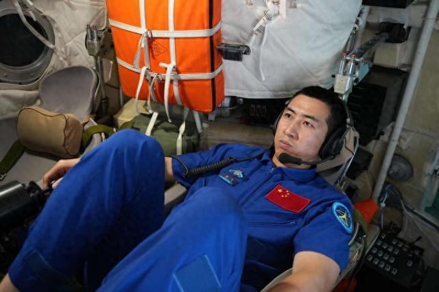 2025年6月24日，武飞在进行手控交会对接训练。孔方舟/摄