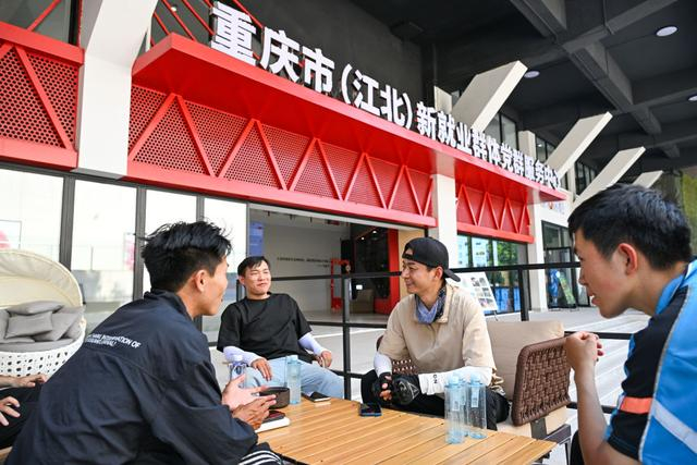 网约配送员在重庆市江北区新就业群体党群服务中心休息（2025年5月20日摄）。新华社记者 王全超 摄