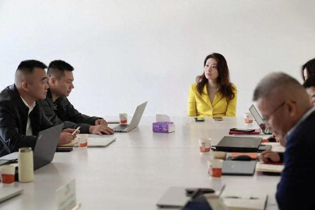 宗馥莉出席会议 图源:宏胜—成长天地”微信公号