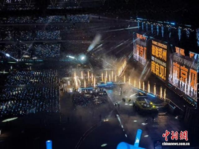 图为艺人组合“十个勤天”在郑州举办现场会。夏莎 摄
