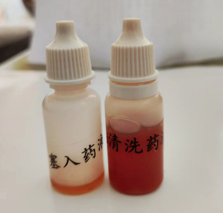 白色小塑料瓶上用黑色大字标注“塞入药液”和“清洗药液”。李洪涛/摄