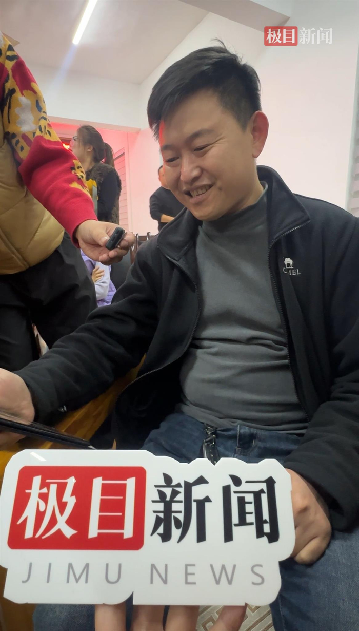 神舟二十一号发射在即,航天员张洪章“26人亲友团”挥舞国旗高呼“升空成功”,叔叔:盼望他在太空打太极拳__财经头条__新浪财经