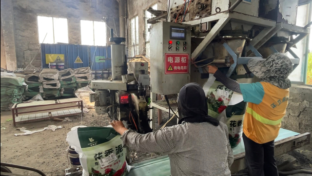 淮安沃隆农业科技有限公司厂房内，员工在打包装袋。本文图片均由 澎湃新闻影子调查队 摄
