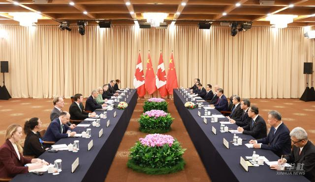 当地时间10月31日下午，国家主席习近平在韩国庆州出席亚太经合组织第三十二次领导人非正式会议期间会见加拿大总理卡尼。新华社记者 丁林 摄