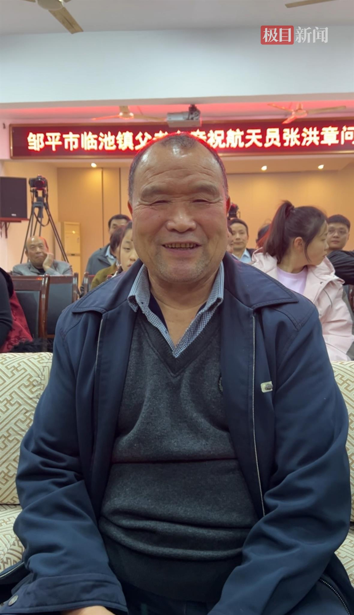 神舟二十一号发射在即,航天员张洪章“26人亲友团”挥舞国旗高呼“升空成功”,叔叔:盼望他在太空打太极拳__财经头条__新浪财经