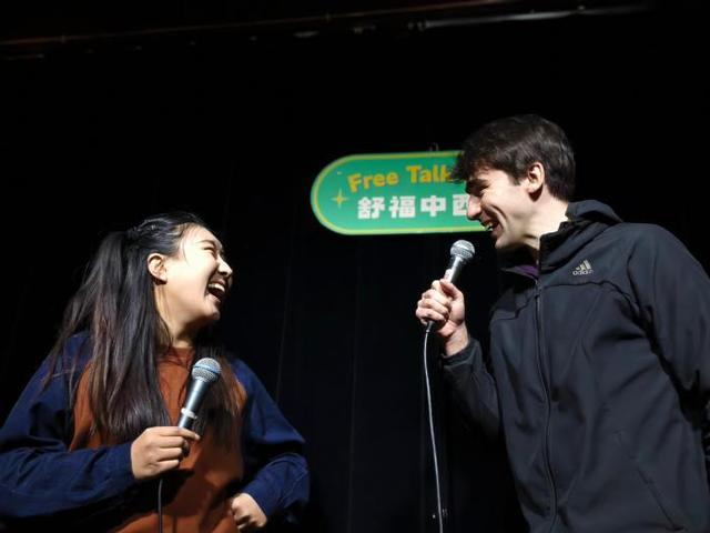 2025年1月，中英脱口秀组合“舒福组合”登台表演脱口秀。受访者供图