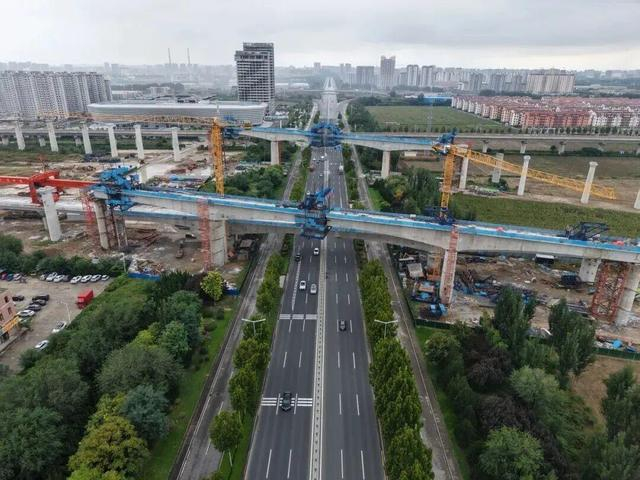 津潍高铁跨北海路连续梁顺利合龙。